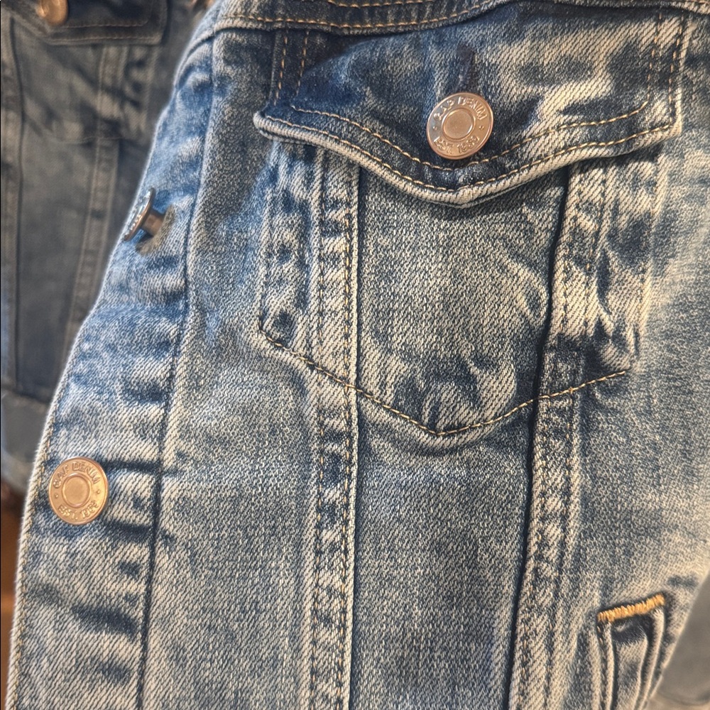 GAP Light Blue Denim Jacket with Frayed Edges and Puff Sleeve - Picture 3 of 3